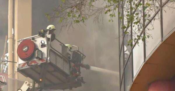 230 Personel dan 45 Unit Damkar Dikerahkan untuk Padamkan Kebakaran Glodok Plaza 230 Personel dan 45 Unit Damkar Dikerahkan untuk Padamkan Kebakaran Glodok Plaza