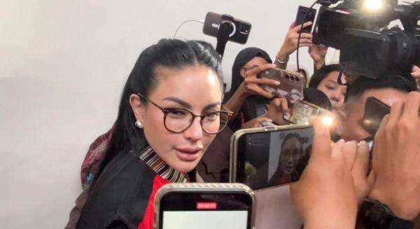 Viral Respons Nikita Mirzani soal Ibu Vadel Badjideh Pingsan usai Dengar Vonis! Viral Respons Nikita Mirzani soal Ibu Vadel Badjideh Pingsan usai Dengar Vonis!