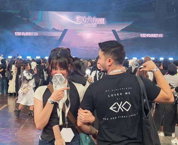 Potret Gemas Bryan Domani Temani Mawar Eva Nonton Konser EXO, Pakai Kaus Tulisan Romantis Bikin Gemas Penggemar Potret Gemas Bryan Domani Temani Mawar Eva Nonton Konser EXO, Pakai Kaus Tulisan Romantis Bikin Gemas Penggemar