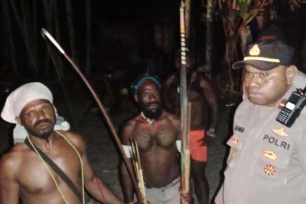 Bentrok Warga Pecah di Kwamki Narama Mimika, 9 Orang Luka Kena Panah dan Batu Bentrok Warga Pecah di Kwamki Narama Mimika, 9 Orang Luka Kena Panah dan Batu