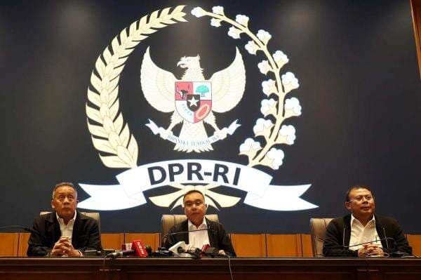 DPR Putuskan Ahmad Sahroni, Eko Patrio, Uya Kuya, Nafa Urbach dan Adies Kadir Tak Lagi Dapat Gaji serta Tunjangan DPR Putuskan Ahmad Sahroni, Eko Patrio, Uya Kuya, Nafa Urbach dan Adies Kadir Tak Lagi Dapat Gaji serta Tunjangan