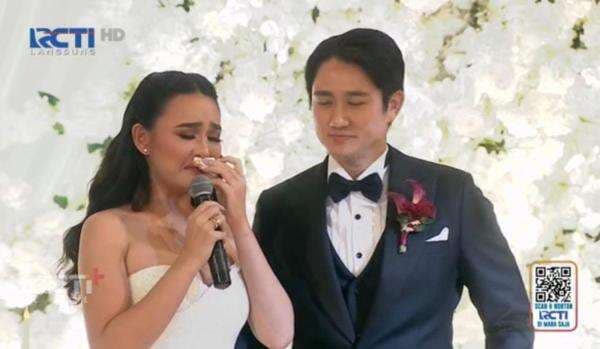 Amanda Manopo Banjir Air Mata di Resepsi Pernikahan, Sampaikan Pesan Menyentuh Amanda Manopo Banjir Air Mata di Resepsi Pernikahan, Sampaikan Pesan Menyentuh