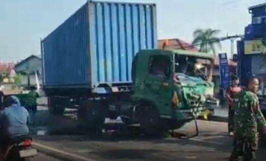 Kronologi Truk Tronton Tabrak Minibus di Cirebon Tewaskan 1 Orang, Sopir Ngantuk Kronologi Truk Tronton Tabrak Minibus di Cirebon Tewaskan 1 Orang, Sopir Ngantuk