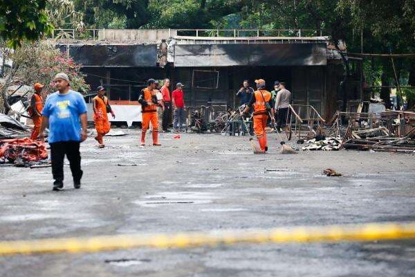 Pascakerusuhan, Anggota PPSU Bersihkan Warung yang Terbakar di TMP Kalibata Pascakerusuhan, Anggota PPSU Bersihkan Warung yang Terbakar di TMP Kalibata