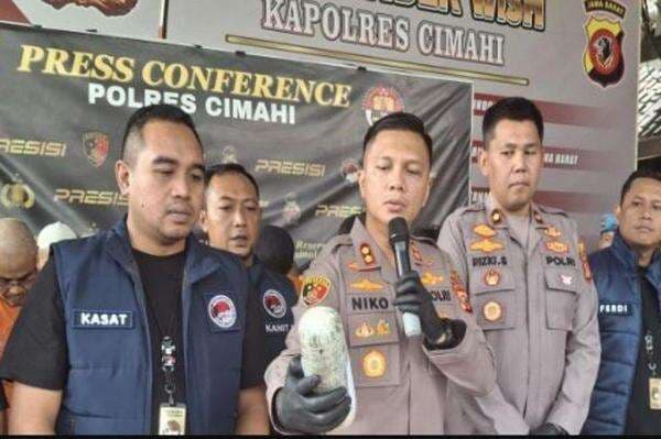 Polisi Bongkar Pabrik Rumahan Tembakau Sintetis di Cimahi, 2 Pelaku Ditangkap Polisi Bongkar Pabrik Rumahan Tembakau Sintetis di Cimahi, 2 Pelaku Ditangkap