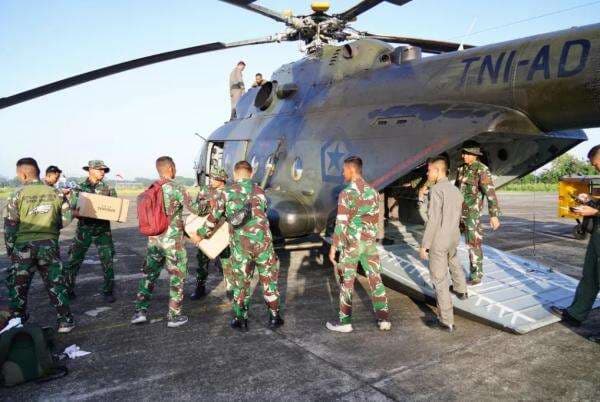 Tiga Helikopter TNI Keliling Aceh, Sumut dan Sumbar Cek Kesehatan Korban Bencana Tiga Helikopter TNI Keliling Aceh, Sumut dan Sumbar Cek Kesehatan Korban Bencana