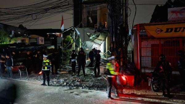Polisi Dalami Penyebab Ledakan di Gedung Nucleus Pondok Aren Polisi Dalami Penyebab Ledakan di Gedung Nucleus Pondok Aren