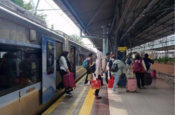 1,99 Juta Tiket Kereta Lebaran 2025 Sudah Terjual, 57,94 Persen dari Persediaan 1,99 Juta Tiket Kereta Lebaran 2025 Sudah Terjual, 57,94 Persen dari Persediaan