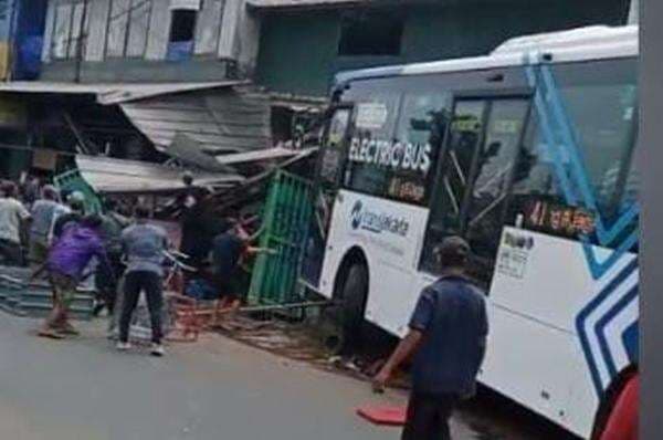 Transjakarta dan Operator Bus Tanggung Biaya Pengobatan Korban Kecelakaan Transjakarta dan Operator Bus Tanggung Biaya Pengobatan Korban Kecelakaan