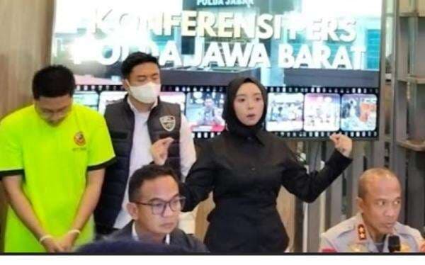Penampakan Resbob Pakai Baju Tahanan usai jadi Tersangka Kasus Hina Suku Sunda Penampakan Resbob Pakai Baju Tahanan usai jadi Tersangka Kasus Hina Suku Sunda