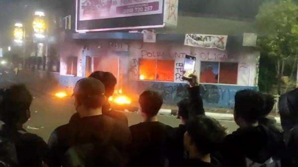 Demo di Serang Memanas, Pos Polisi Dibakar Demo di Serang Memanas, Pos Polisi Dibakar