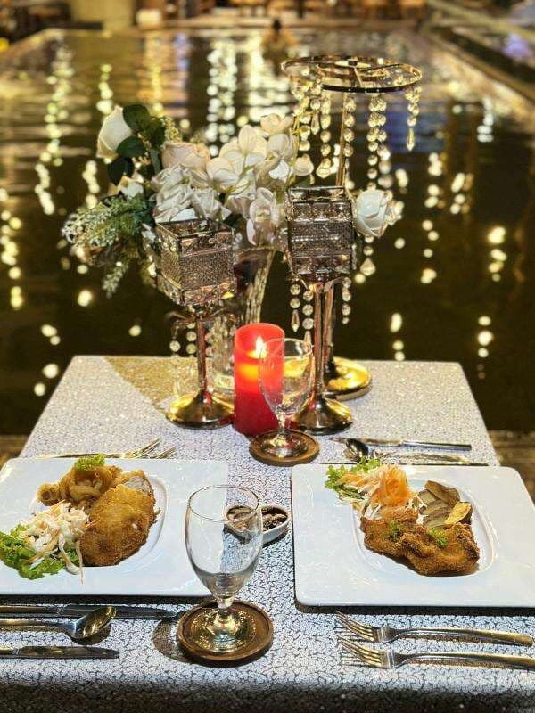 Makan Malam Romantis di Tengah Geliat Industri, Musik dan Lampu Bikin Suasana Makin Syahdu Makan Malam Romantis di Tengah Geliat Industri, Musik dan Lampu Bikin Suasana Makin Syahdu