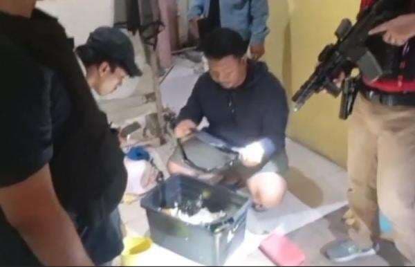 Polda Metro Bongkar Pabrik Senpi Rakitan di Sumedang, 5 Orang Ditangkap Polda Metro Bongkar Pabrik Senpi Rakitan di Sumedang, 5 Orang Ditangkap