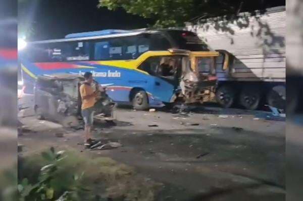 Kecelakaan Maut Bus Tabrak Mobil di Tuban, 2 Orang Tewas Kecelakaan Maut Bus Tabrak Mobil di Tuban, 2 Orang Tewas