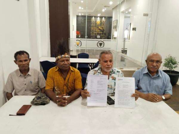 Merasa Difitnah, Willem Sroyer Laporkan Cagub BTM ke Bawaslu dan Polda Papua Merasa Difitnah, Willem Sroyer Laporkan Cagub BTM ke Bawaslu dan Polda Papua