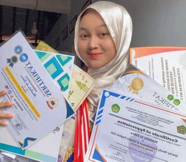 Salut! Maulida Siswa MAN 1 Brebes Diterima di 4 Universitas di Amerika Salut! Maulida Siswa MAN 1 Brebes Diterima di 4 Universitas di Amerika