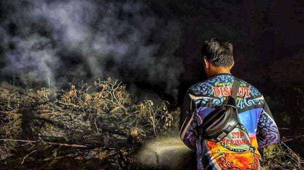 Tim Dalkarhutla Dishut Kalteng Padamkan Kebakaran Lahan Hampir Setengah Hektare di Sabangau Tim Dalkarhutla Dishut Kalteng Padamkan Kebakaran Lahan Hampir Setengah Hektare di Sabangau
