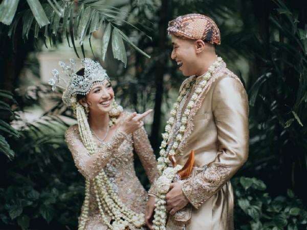 Vidi Aldiano Tulis Pesan Haru untuk Sheila Dara di Hari Anniversary Pernikahan ke-4 Vidi Aldiano Tulis Pesan Haru untuk Sheila Dara di Hari Anniversary Pernikahan ke-4