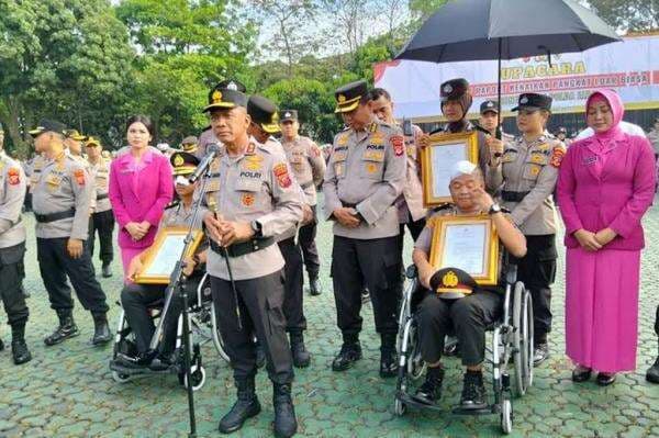 4 Anggota Polda Jabar Dapat Kenaikan Pangkat Luar Biasa, Luka Parah saat Kawal Demo 4 Anggota Polda Jabar Dapat Kenaikan Pangkat Luar Biasa, Luka Parah saat Kawal Demo