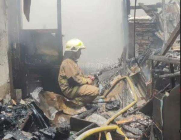 Kebakaran di Tambora Diduga Akibat Pengelasan, 5 Rumah Ludes Dilahap Api Kebakaran di Tambora Diduga Akibat Pengelasan, 5 Rumah Ludes Dilahap Api