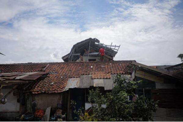 Angin Puting Beliung Terjang Bandung, 289 Rumah Warga Rusak Angin Puting Beliung Terjang Bandung, 289 Rumah Warga Rusak
