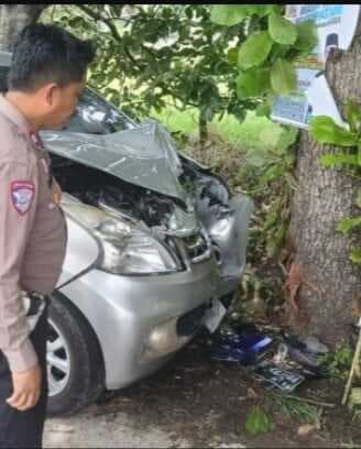 Diduga Mengantuk, Pengemudi Avanza Tabrak Motor dan Pohon di Pringsewu Saat Libur Nataru Diduga Mengantuk, Pengemudi Avanza Tabrak Motor dan Pohon di Pringsewu Saat Libur Nataru