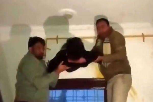 Apes, Maling Ini Nyangkut di Lubang Ventilasi Rumah saat Beraksi Apes, Maling Ini Nyangkut di Lubang Ventilasi Rumah saat Beraksi