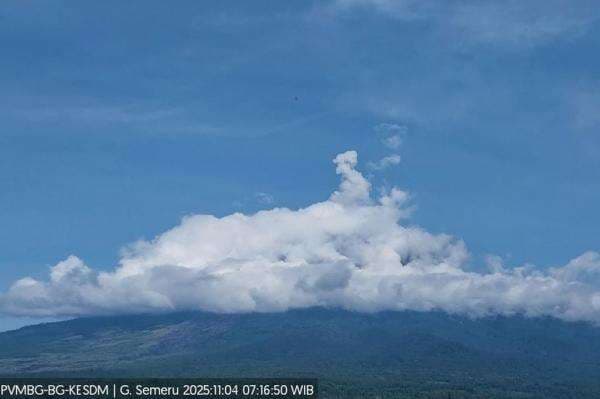 Gunung Semeru Erupsi Hari Ini, Semburkan Kolom Abu Setinggi 800 Meter Gunung Semeru Erupsi Hari Ini, Semburkan Kolom Abu Setinggi 800 Meter