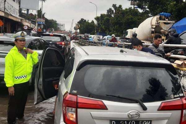 Pengendara Mobil Meninggal saat Macet dan Banjir, Pramono Perintahkan Dinkes Telusuri Pengendara Mobil Meninggal saat Macet dan Banjir, Pramono Perintahkan Dinkes Telusuri