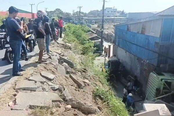 Kecelakaan Truk 10 Roda Jatuh dari Jembatan Overpass Makassar, Timpa 2 Rumah Warga Kecelakaan Truk 10 Roda Jatuh dari Jembatan Overpass Makassar, Timpa 2 Rumah Warga