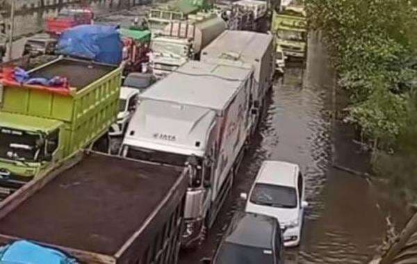 Banjir Semarang Lumpuhkan Jalan Kaligawe, Truk Besar Terjebak Lebih dari 24 Jam Banjir Semarang Lumpuhkan Jalan Kaligawe, Truk Besar Terjebak Lebih dari 24 Jam