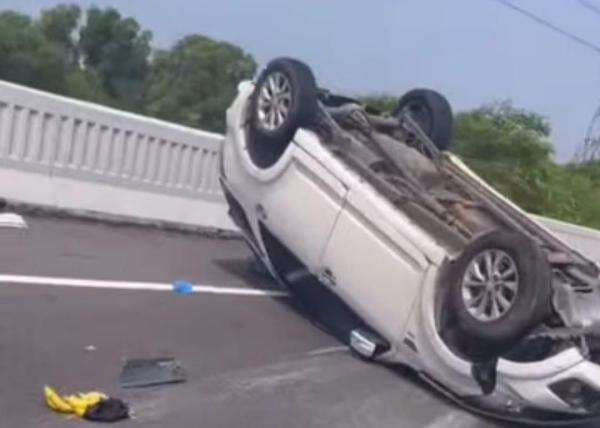 2 Mobil Terbalik di Jalan Tol Layang MBZ 2 Mobil Terbalik di Jalan Tol Layang MBZ