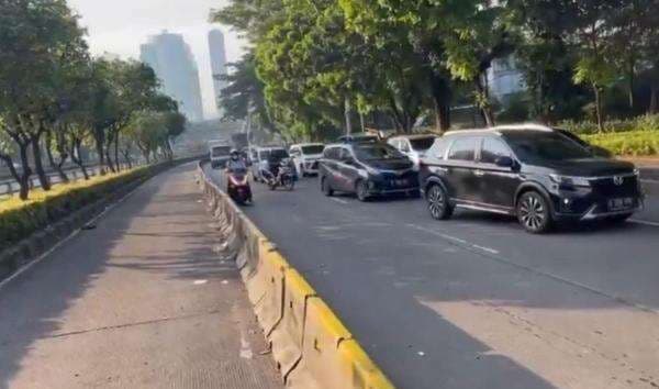 Lalu Lintas Arah Gedung DPR Masih Dialihkan Pagi Ini Lalu Lintas Arah Gedung DPR Masih Dialihkan Pagi Ini