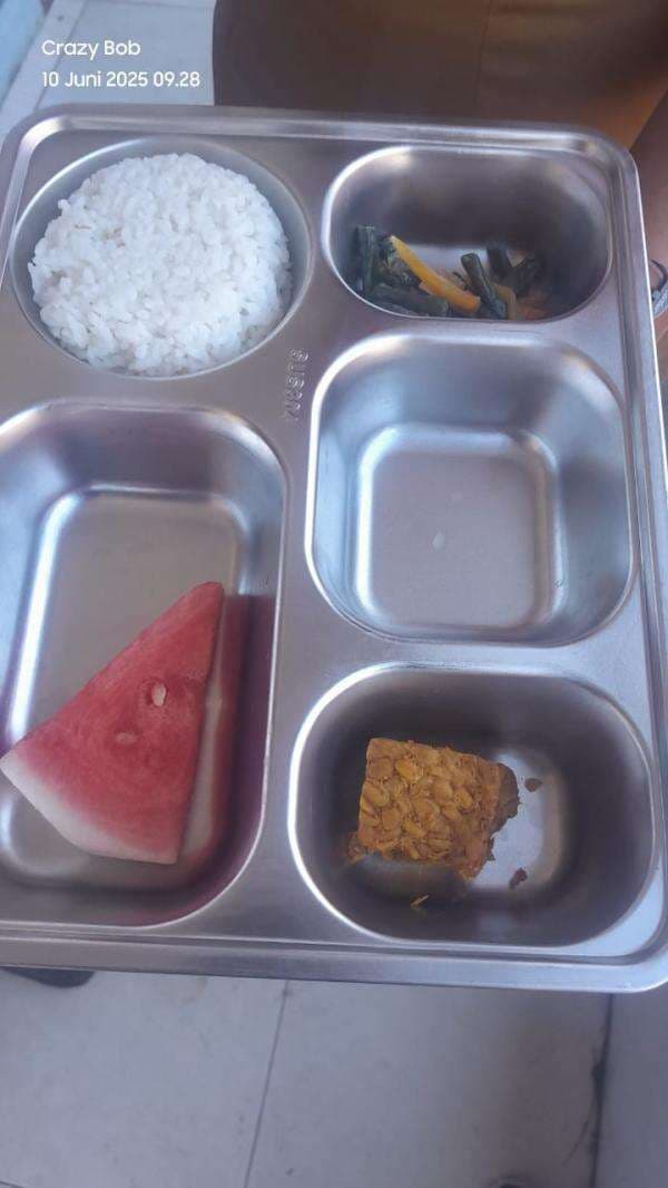 Siswa SD di NTT Protes Menu MBG yang Tidak Lengkap Siswa SD di NTT Protes Menu MBG yang Tidak Lengkap