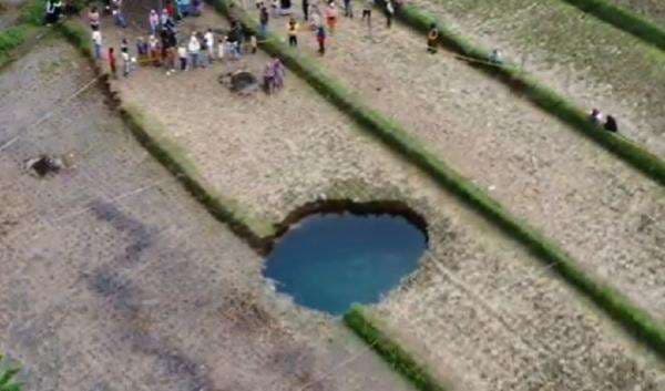 Geger Sinkhole Berair Biru di Limapuluh Kota, Warga Diminta Tak Percaya Mitos Ini Geger Sinkhole Berair Biru di Limapuluh Kota, Warga Diminta Tak Percaya Mitos Ini
