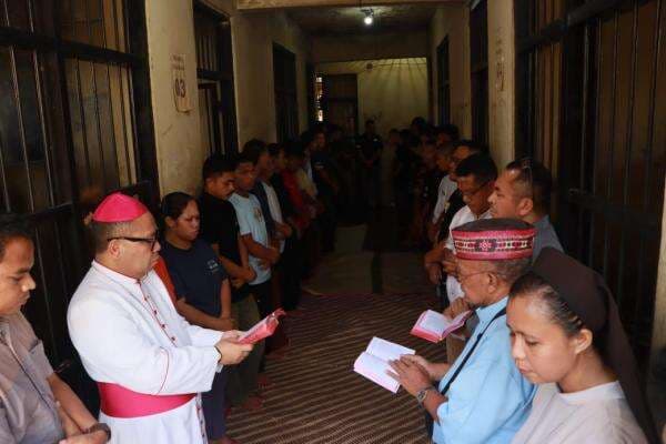 Uskup Labuan Bajo Jalan Salib dengan Tahanan di Rutan Uskup Labuan Bajo Jalan Salib dengan Tahanan di Rutan