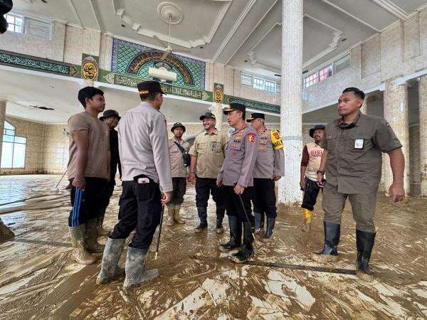Kapolri Tinjau Pembersihan SD hingga Masjid Terdampak Bencana di Aceh Tamiang Kapolri Tinjau Pembersihan SD hingga Masjid Terdampak Bencana di Aceh Tamiang
