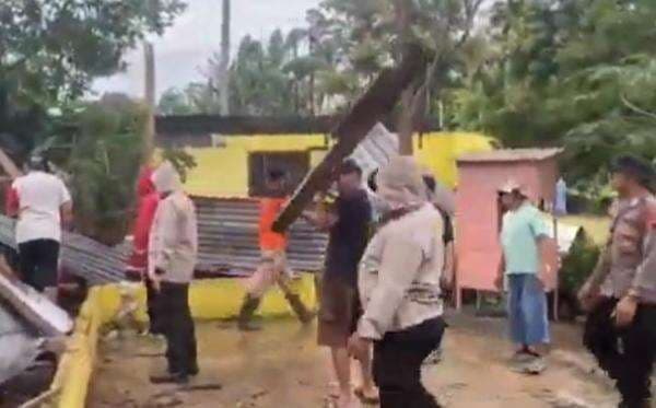 Angin Puting Beliung Terjang Salatiga, 10 Rumah Rusak Angin Puting Beliung Terjang Salatiga, 10 Rumah Rusak