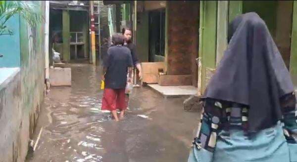 Sempat Surut, Permukiman di Kebon Pala Jaktim Kembali Terendam Banjir Sempat Surut, Permukiman di Kebon Pala Jaktim Kembali Terendam Banjir