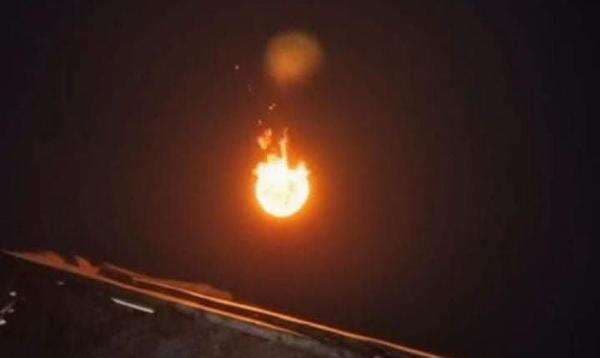 Viral Benda Mirip Bola Api di Langit Cirebon, Warga Sempat Dengar Dentuman Keras Viral Benda Mirip Bola Api di Langit Cirebon, Warga Sempat Dengar Dentuman Keras