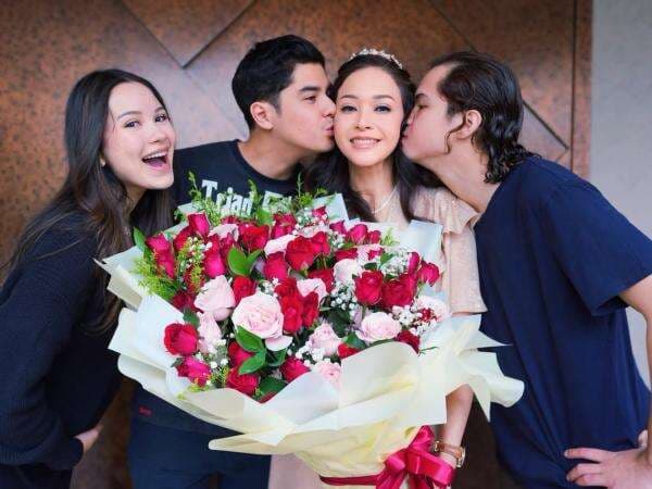 Maia Estianty Sibuk Rayakan Ultah ke-50 saat Ahmad Dhani Tuduh Sebar Fitnah! Maia Estianty Sibuk Rayakan Ultah ke-50 saat Ahmad Dhani Tuduh Sebar Fitnah!