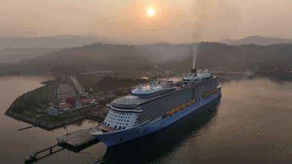 Quantum of the Seas, Kapal Cruise Terbesar di Indonesia Bersandar di Pelabuhan Lembar Quantum of the Seas, Kapal Cruise Terbesar di Indonesia Bersandar di Pelabuhan Lembar