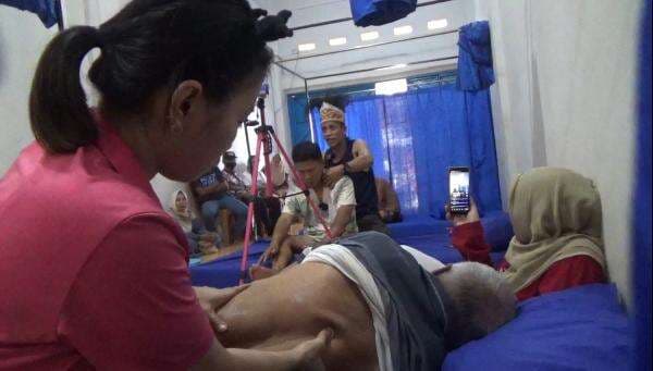 Kisah Mukmin Tukang Pijat Refleksi Asal Palopo yang Mendunia dengan Penghasilan Puluhan Juta Kisah Mukmin Tukang Pijat Refleksi Asal Palopo yang Mendunia dengan Penghasilan Puluhan Juta