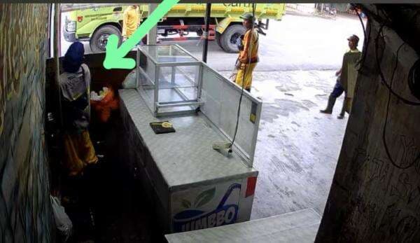 Viral Video CCTV Pasukan Kuning “Kencingi” Kedai Jus Jumbo di Jalan Udan Said P Bun Viral Video CCTV Pasukan Kuning “Kencingi” Kedai Jus Jumbo di Jalan Udan Said P Bun