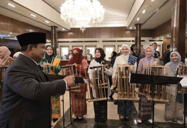 Momen Hangat Presiden Prabowo Disambut Diaspora RI saat Tiba di Pakistan Momen Hangat Presiden Prabowo Disambut Diaspora RI saat Tiba di Pakistan