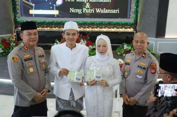Viral! Pasangan Pembuang Bayi Dinikahkan oleh Kapolres Ciamis Viral! Pasangan Pembuang Bayi Dinikahkan oleh Kapolres Ciamis