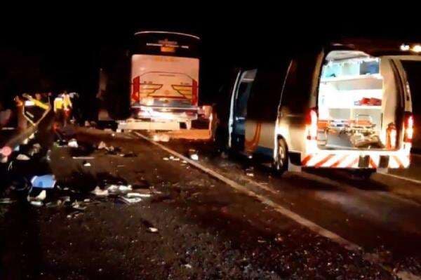 Kecelakaan Bus Tabrak Truk di Tol Magetan, Sopir Kritis dan 20 Penumpang Luka Kecelakaan Bus Tabrak Truk di Tol Magetan, Sopir Kritis dan 20 Penumpang Luka