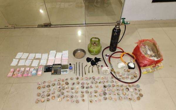 Polri Bongkar Penampungan Emas Ilegal PETI di Riau, Uang Puluhan Juta Disita Polri Bongkar Penampungan Emas Ilegal PETI di Riau, Uang Puluhan Juta Disita