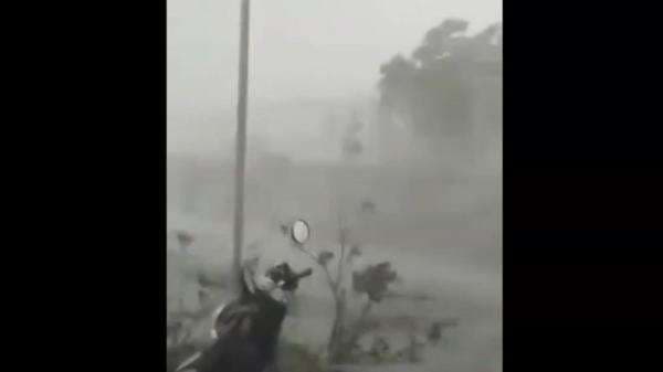 Mencekam! Detik-Detik Angin Kencang Terjang Nganjuk Terekam Kamera, Puluhan Rumah Rusak Mencekam! Detik-Detik Angin Kencang Terjang Nganjuk Terekam Kamera, Puluhan Rumah Rusak