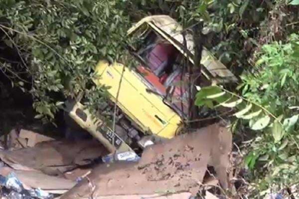 Tak Kuat Menanjak, Truk Air Mineral Terjun ke Jurang 15 Meter di Pasaman Tak Kuat Menanjak, Truk Air Mineral Terjun ke Jurang 15 Meter di Pasaman